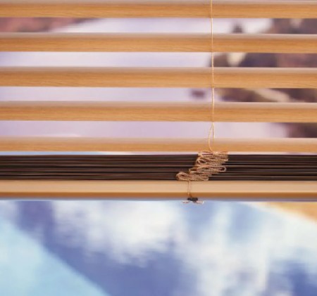 un cuarto con persianas enrollables tipo madera