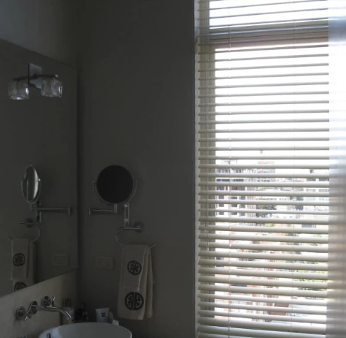 un cuarto oscuro con persianas enrollables