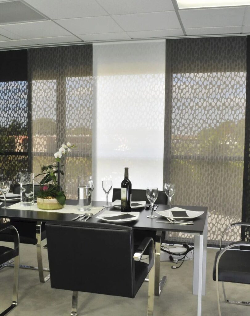 Oficina con panel japónes detrás