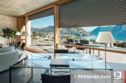 Persiana europea en sala de estar de apartamento